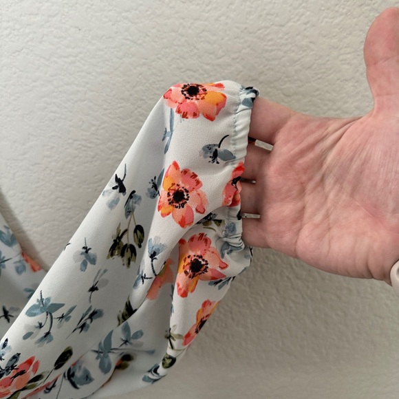 LOFT Blouse with Tie Detail and Cuffs 🌸 - Picture 4 of 5